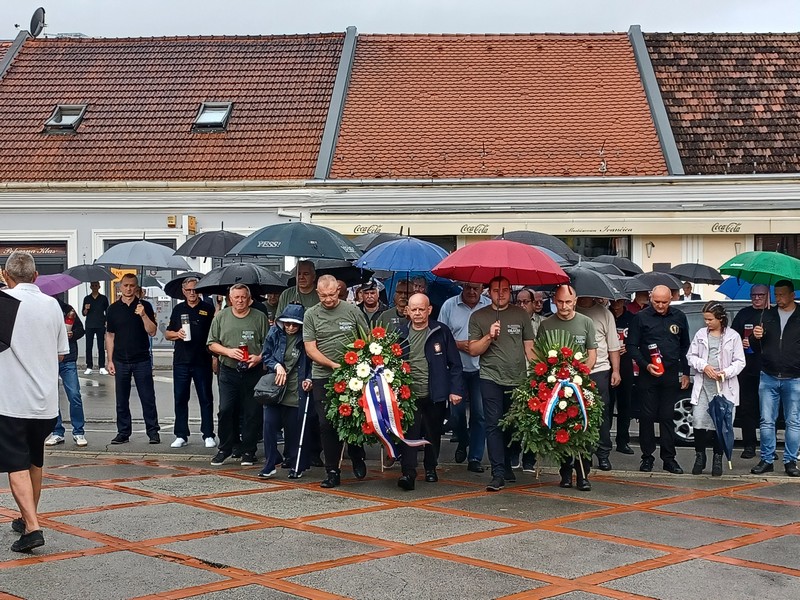 05.08.2023. GODINE -OBLJETNICA „OLUJE” POLAGANJEM VIJENACA I PALJENJEM LAMPIONA U POŽEGI OBILJEŽEN DAN POBJEDE I DOMOVINSKE ZAHVALNOSTI I DAN HRVATSKIH BRANITELJA